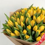 Маленькое фото 2: Букет из 60 желтых тюльпанов в крафте, Россия