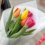 Маленькое фото 3: Букет из 5 микс тюльпанов в белой пленке