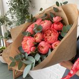 Маленькое фото 1: Букет из 15 коралловых пионов с эвкалиптом в крафте