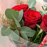 Маленькое фото 3: Букет из 3 красных роз с эвкалиптом, в цветной пленке с лентой, 50 см, Эквадор