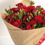 Маленькое фото 3: Букет из 10 гвоздик кустовых красных в крафте, Диантус, Голландия