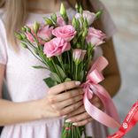 Маленькое фото 1: 3 розовых лизиантуса с розовой лентой