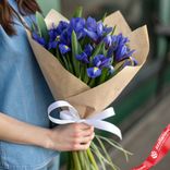 Маленькое фото 1: Букет из 25 синих ирисов в крафте