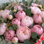Маленькое фото 3: Букет из 30 розовых пионов с эвкалиптом в коробке