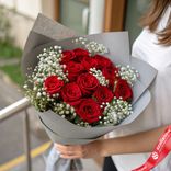 Маленькое фото 1: Букет из 13 красных роз и гипсофил в серой бумаге