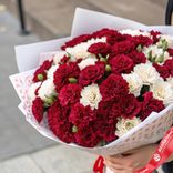Маленькое фото 2: Букет из 50 бордовых и белых гвоздик в стильной упаковке