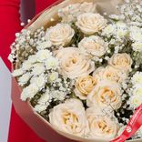 Маленькое фото 3: Акция! Букет из роз, хризантем, гипсофилы «Между вымыслом и мечтой»