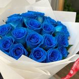 Маленькое фото 3: Букет из 15 синих роз в белой бумаге