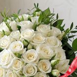Маленькое фото 3: Букет из 75 белых роз с рускусом 50 см, Кения