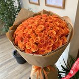 Маленькое фото 1: Букет из 101 оранжевой розы в крафте, 50 см, Россия