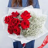 Маленькое фото 1: Букет из красных роз и белой гипсофилы «Яркие чувства»