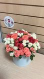 Фото флориста 2: Акция! Букет из 25 кустовых роз микс в коробке