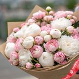 Маленькое фото 2: Букет из 50 пионов микс белые и розовые в крафте