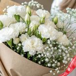 Маленькое фото 1: Букет из 10 гвоздик кустовых белых с гипсофилой в крафте, Диантус, Голландия