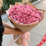 Маленькое фото 1: Букет из 45 розовых роз в крафте с лентой, 70 см, Россия