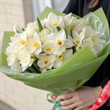 Маленькое фото 2: Букет из 25 белых нарциссов в зеленой пленке