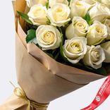 Маленькое фото 3: Букет из 21 белой розы в крафте, 60 см, Россия