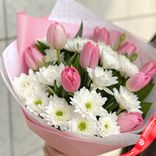Маленькое фото 2: Букет из 7 белых кустовых хризантем и 10 розовых тюльпанов в пленке