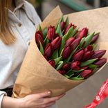 Маленькое фото 1: Букет из 20 бордовых тюльпанов в крафте, Россия