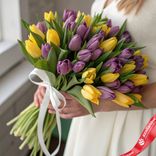 Маленькое фото 1: Букет из 21 сиреневого и 20 желтых тюльпанов