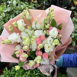 Фото флориста 1: Букет из белых лизиантусов и кустовых розовых роз