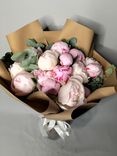 Фото флориста 4: Букет из 15 микс ярко-розовых и белых пионов с эвкалиптом в крафте