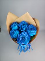 Фото флориста 1: Букет из 5 синих роз в крафте