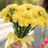 Маленькое фото 1: Букет из 15 желтых гвоздик с желтой лентой, Голландия