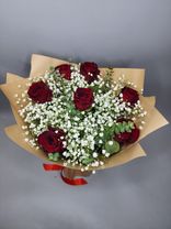 Фото флориста 1: Букет из 7 красных роз и гипсофил в крафте