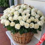 Маленькое фото 1: Букет из 51 белой розы в корзине, 50 см, Россия