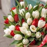Маленькое фото 2: Букет из 40 белых и красных тюльпанов с зеленью