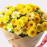 Маленькое фото 2: Букет из 9 желтых кустовых хризантем в крафте с лентой, Голландия