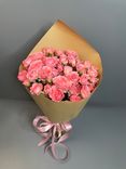 Фото флориста 6: Букет из 11 кустовых розовых роз в крафте