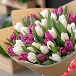 Маленькое фото 2: Букет из 50 белых и малиновых тюльпанов в крафтовой бумаге
