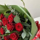 Маленькое фото 3: Траурный букет из 12 красных роз в зеленой бумаге