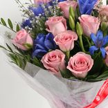 Маленькое фото 3: Букет из 15 розовых роз и 10 синих ирисов в пленке
