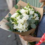 Маленькое фото 1: Букет из 51 белой фрезии с эвкалиптом в крафте