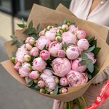 Маленькое фото 1: Букет из 50 пионов Сара Бернар с эвкалиптом в крафте