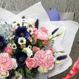 Маленькое фото 3: Букет из роз, анемонов, лизиантусов, гвоздик и хризантем «Вернисаж»