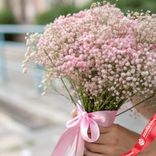 Маленькое фото 2: Букет из 5 розовых гипсофил с розовой лентой