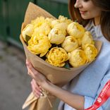 Маленькое фото 1: Букет из 19 желтых пионов в крафте, Голландия