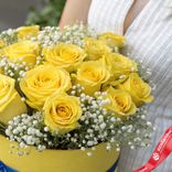Маленькое фото 3: Букет из 15 желтых роз и гипсофил в желтой коробке