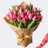Маленькое фото 1: Букет из 31 розового тюльпана в крафте