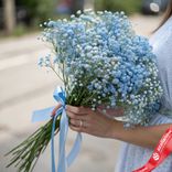 Маленькое фото 1: Букет из 5 голубых гипсофил с голубой лентой