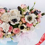 Маленькое фото 3: Букет из анемонов, роз, лизиантусов и гвоздик «Благородный вкус»