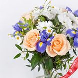 Маленькое фото 3: Букет из роз, ирисов, ромашек и хризантем «Летняя свежесть»