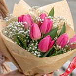 Маленькое фото 1: Букет из 7 малиновых тюльпанов с гипсофилой, в крафте, Россия