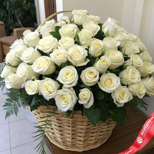 Букет из 75 белых роз в корзине, 50 см, Россия