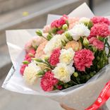 Маленькое фото 2: Букет из 50 гвоздик микс в белой пленке