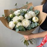 Маленькое фото 1: Букет из 15 белых пионов с эвкалиптом в крафте